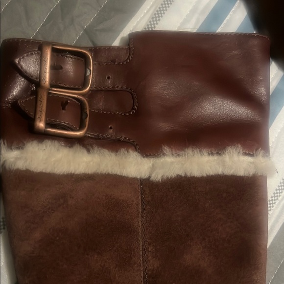 UGG Brown Heeled Boots with Classic Elegance - Picture 4 of 5